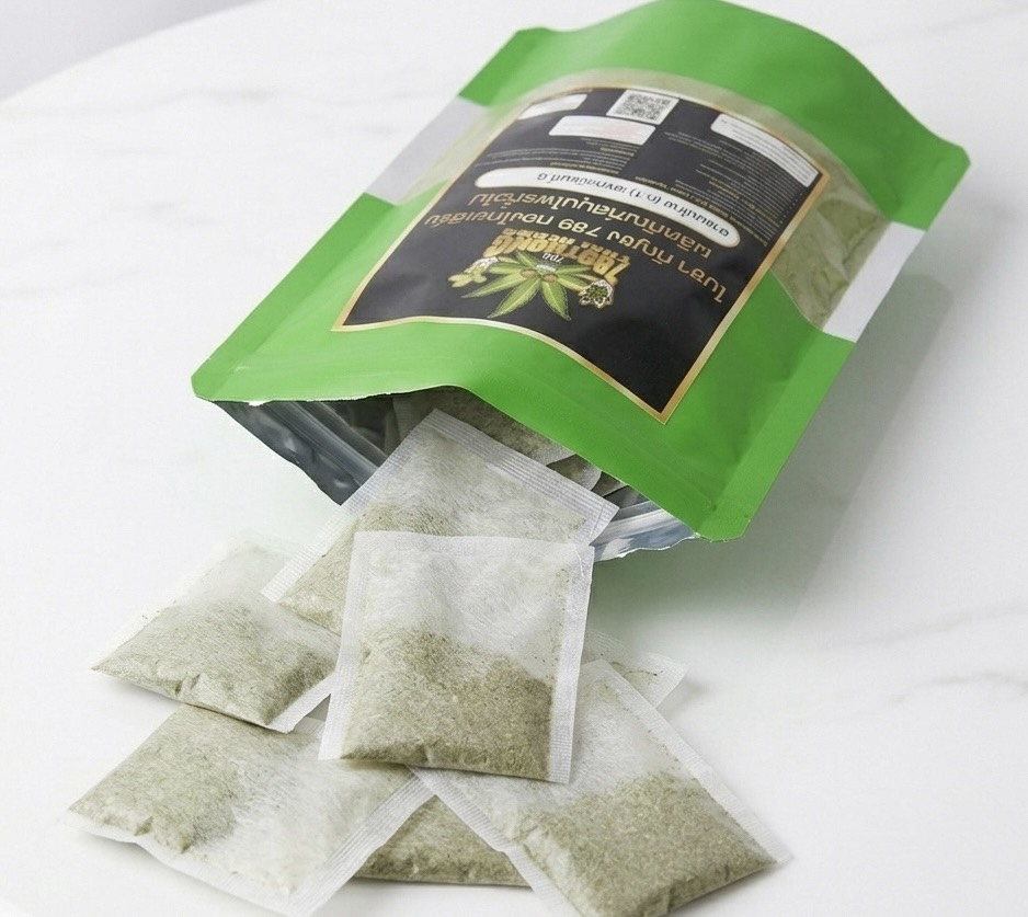 ใบชากัญชง (Hemp Tea Leaves) บรรจุซองแพ็กเกจ ใบชากัญชงแห้งบรรจุอยู่ในซองแพ็กเกจสินค้า