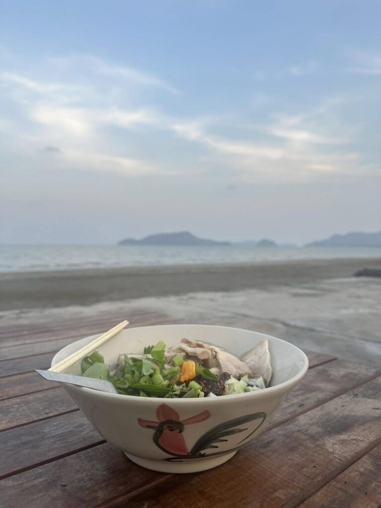 ก๋วยเตี๋ยวไอไข่ ริมเล สามร้อยยอด อร่อยง่ายๆ กับวิวทะเลสบายตา ก๋วยเตี๋ยวไอไข่ ริมเล สามร้อยยอด
