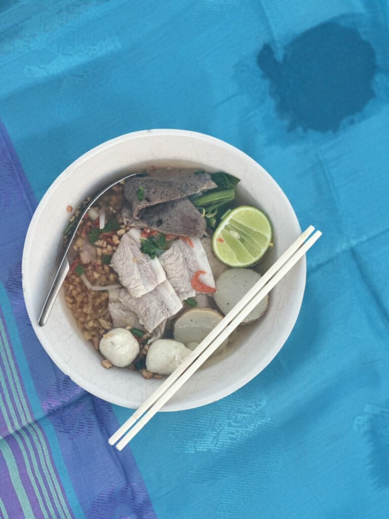 ก๋วยเตี๋ยวไอไข่ ริมเล สามร้อยยอด อร่อยง่ายๆ กับวิวทะเลสบายตา ก๋วยเตี๋ยวไอไข่ ริมเล สามร้อยยอด2