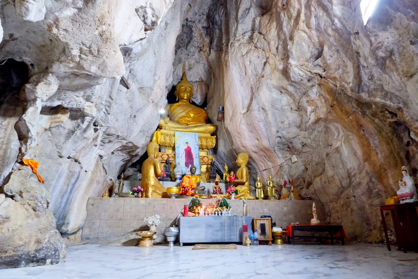 รอยพระพุทธบาทกลางหุบเขา จุดศรัทธาลับแห่งสามร้อยยอด ที่พักสงฆ์ถ้ำทอหูก5