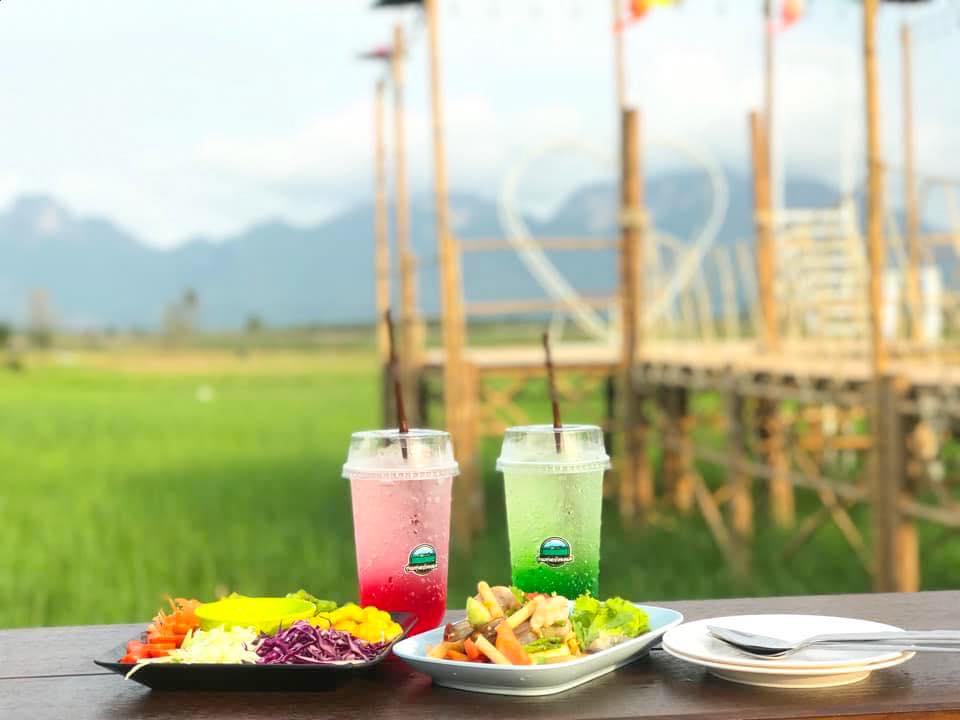 ร้านทุ่งนาทุ่งหญ้าและขุนเขา วิวทุ่งนา-รถไฟ สามร้อยยอด ร้านทุ่งนาทุ่งหญ้าและขุนเขา4